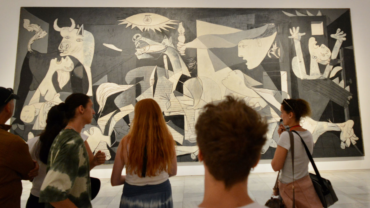 Asistentes observan el cuadro del Guernika en el Museo Reina Sofía
