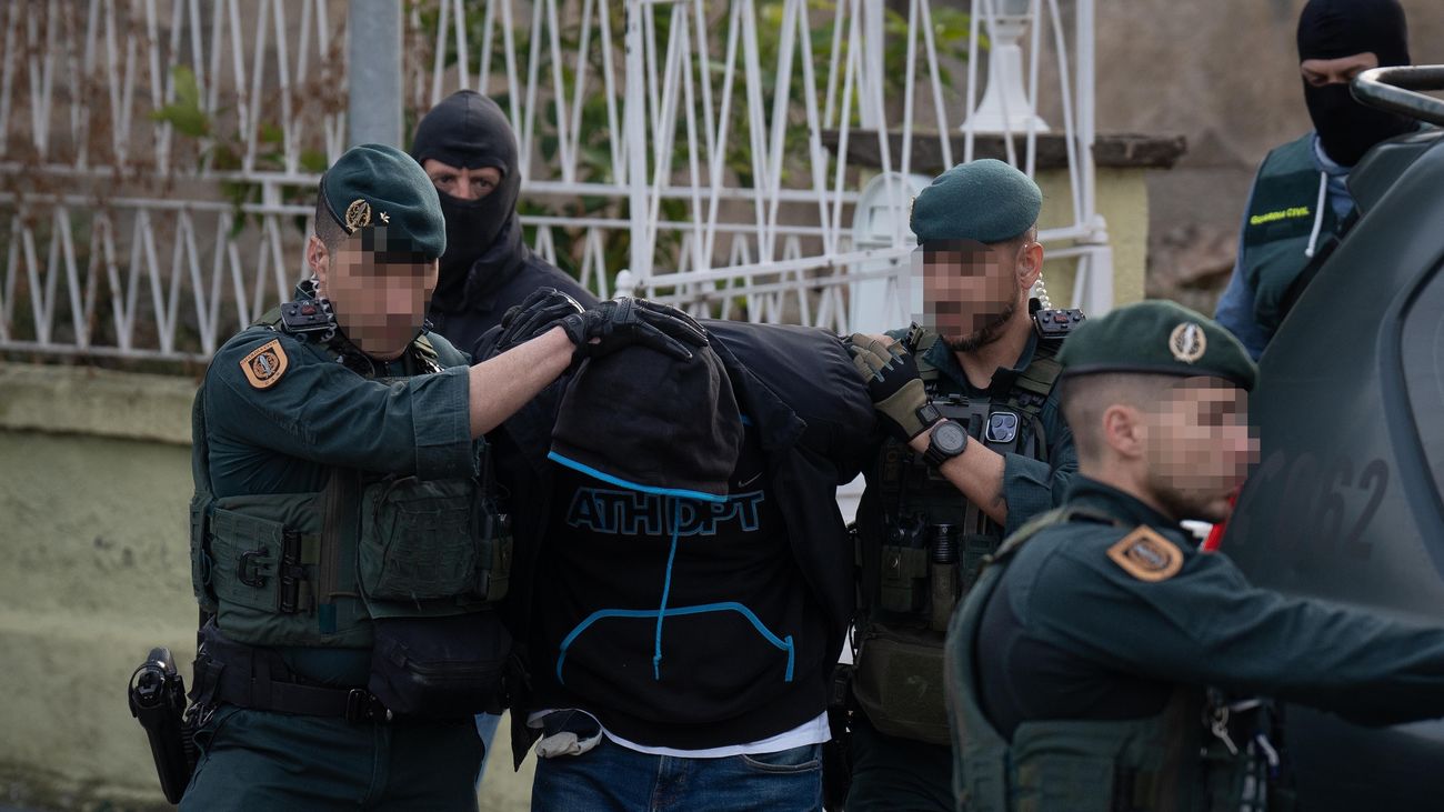 Agentes de la Guardia Civil llevan a un detenido tras una operación policial antiyihadista en una vivienda