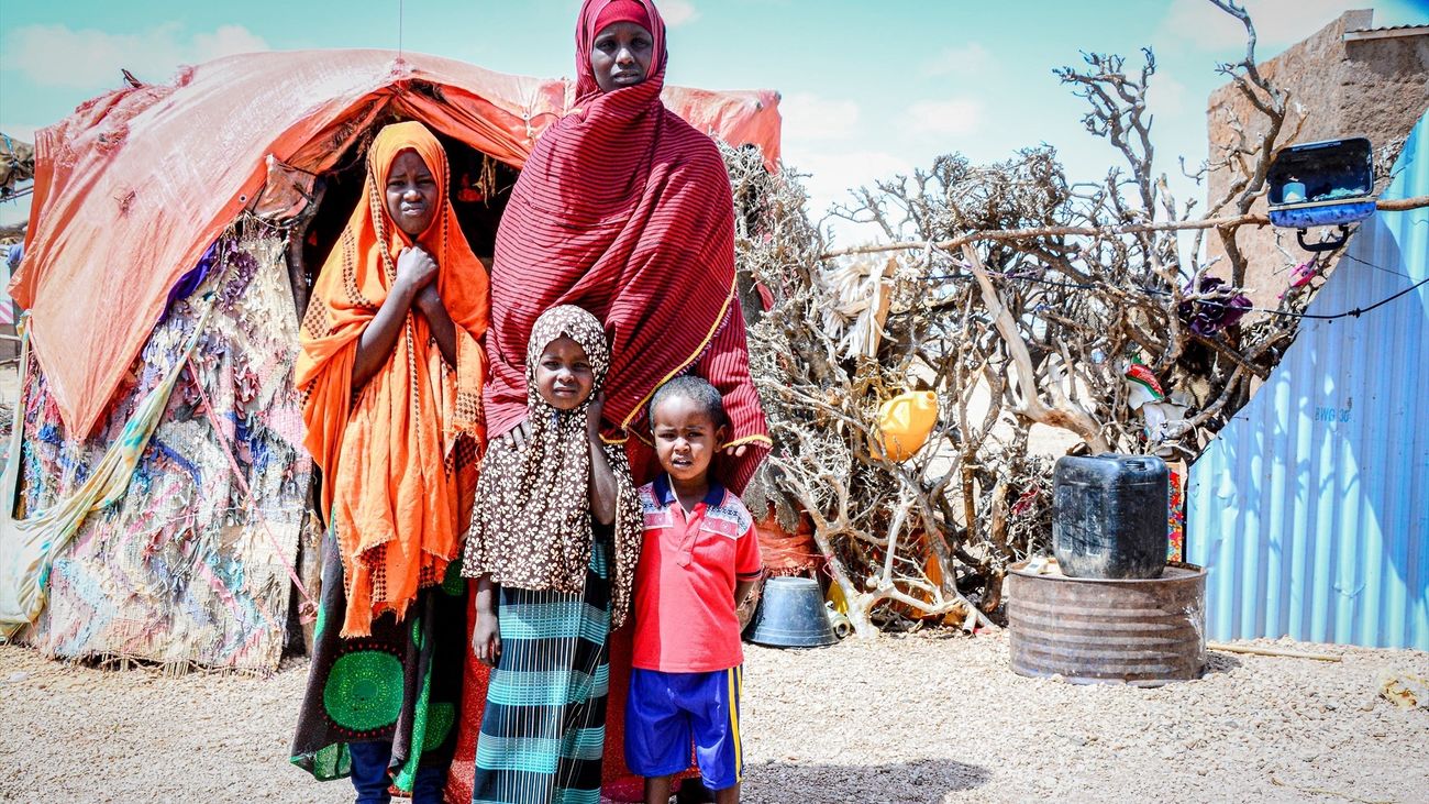 Mujer con sus hijos en Somalia