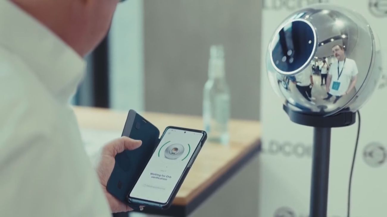 ¿Qué va a pasar con los datos de los 400.000 españoles a los que la empresa Worldcoin escaneó su iris?