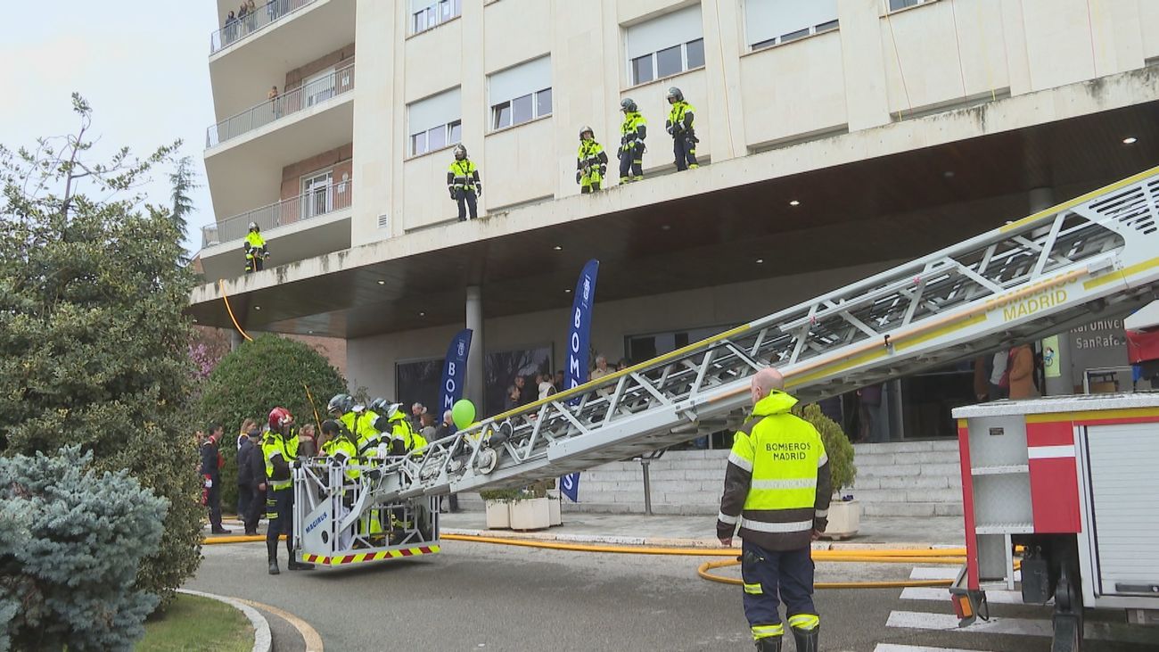 Bomberos del Ayuntamiento de Madrid celebran a su patrón con exhibiciones y reparto de juguetes a niños hospitalizados