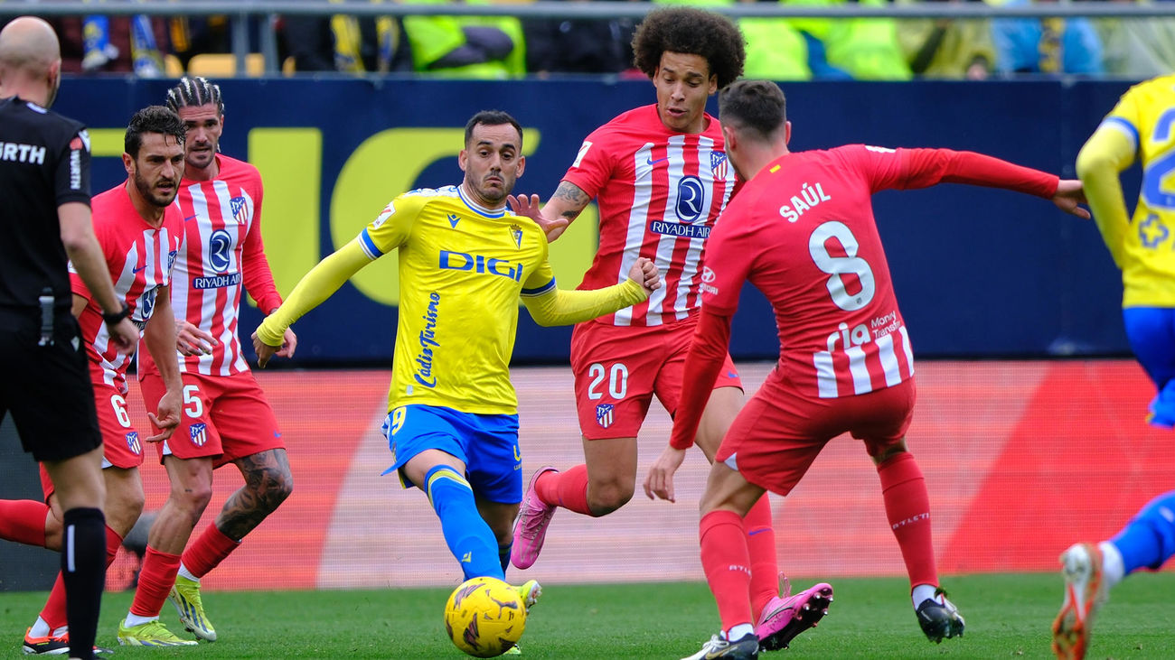 El jugador del Cádiz, Juanmi, rodeado de futbolistas del Atlético