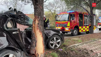 Un herido grave tras perder el control de su coche y chocar contra un árbol en Tres Cantos