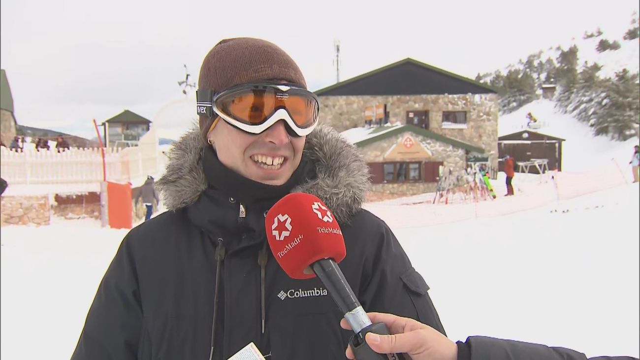 La nieve llena de madrileños la sierra y  deja un día grande en Valdesquí