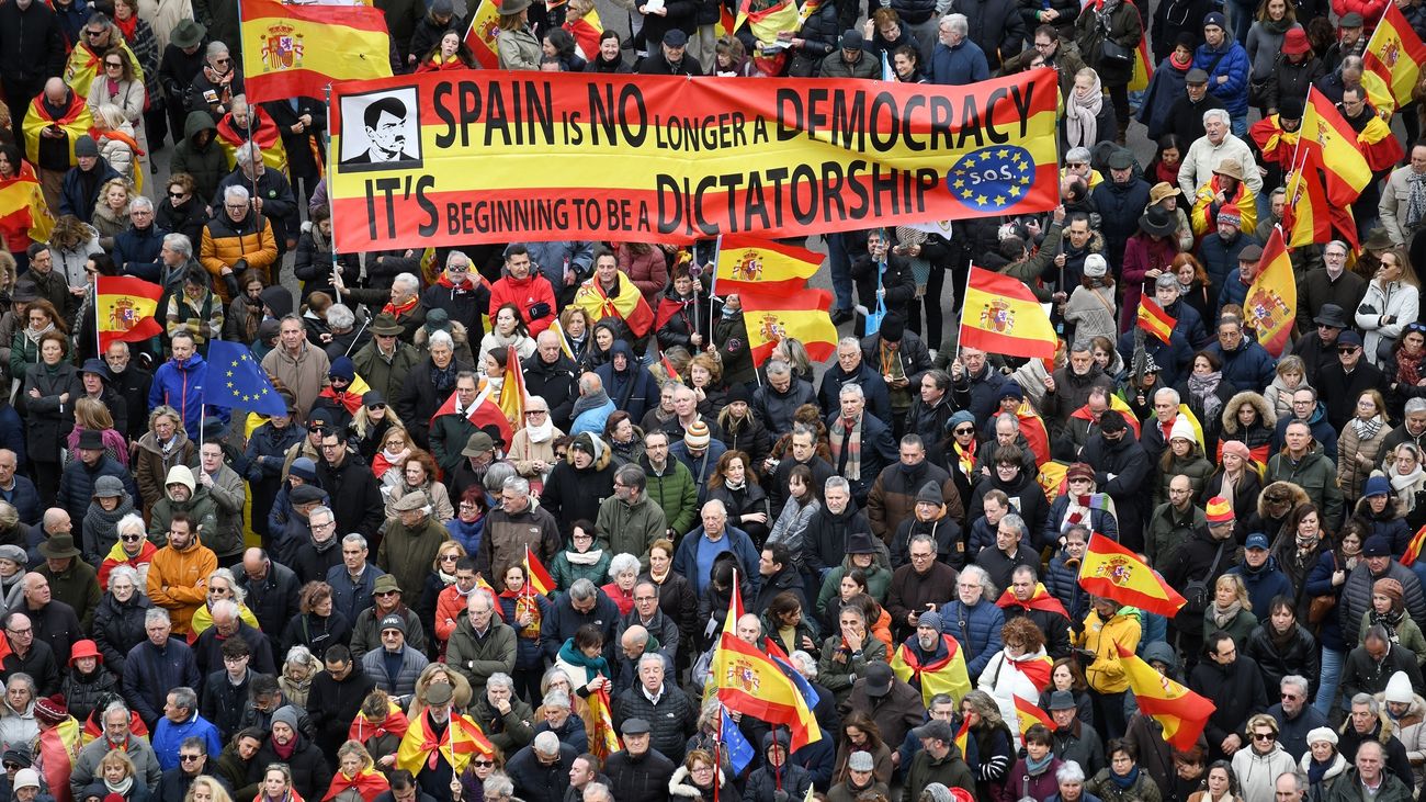 Miles de manifestantes piden en Madrid la 'dimisión de Sánchez' por las concesiones a los independentistas