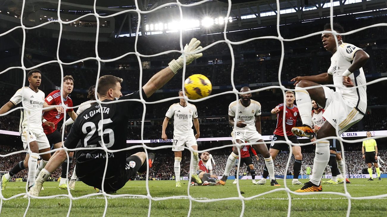 Vinicius anota su gol ante el Celta en el Bernabéu