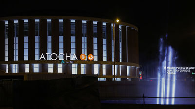 Un haz de luz azul sobre el cielo en Atocha en homenaje a las víctimas del 11M