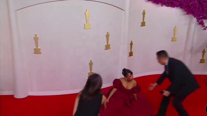 Liza Koshi se cae en la alfombra roja de los Oscar / EFE