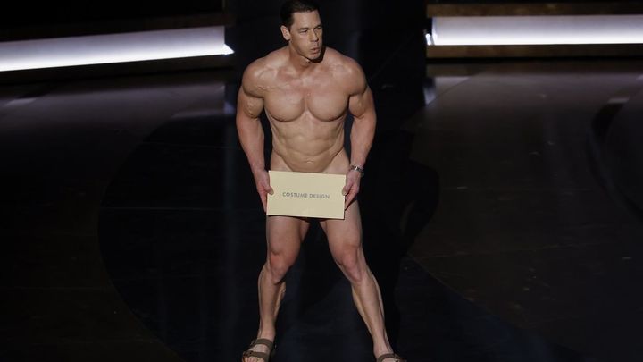 John Cena desnudo sobre el escenario del Teatro Dolby para presentar el Oscar el Mejor Vestuario / EFE