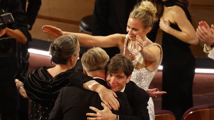 Cillian Murphy,  Christopher Nolan y parte del equipo de 'Oppenheimer' se abrazan después de que 'Oppenheimer' ganase el Oscar a Mejor Película / EFE