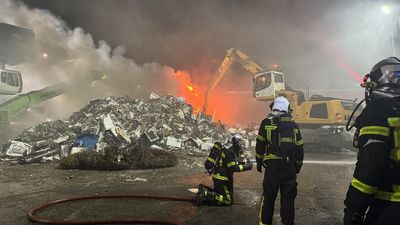 Arden en Leganés 3.000 metros cúbicos de una nave industrial de chatarra