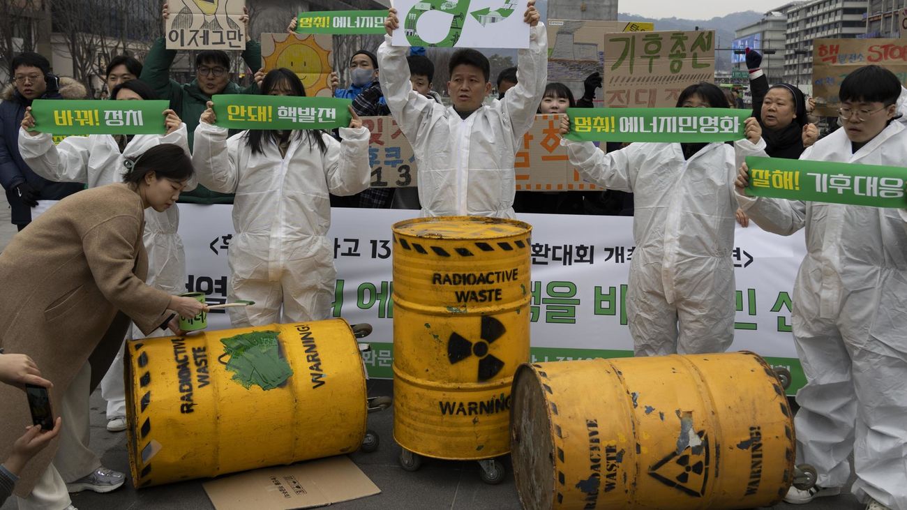 Protesta en Seúl, Corea del Sur, por el vertido al mar de aguas contaminadas tratadas de Fukushima