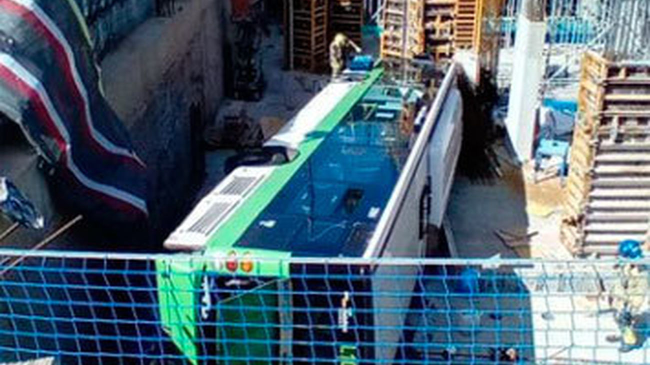 Catorce heridos tras caer un autobús en unas obras de Cornellà (Barcelona)