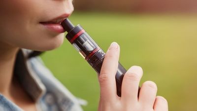 Sanidad quiere prohibir fumar y vapear en lugares comunitarios al aire libre y privados en presencia de menores