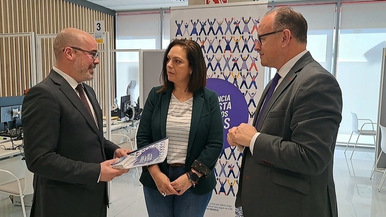 El delegado del Gobierno en Madrid, Francisco Martín, a la izquierda, ha inaugurado en Rivas el primer 'punto violenta' en las oficinas del SEPE de la región