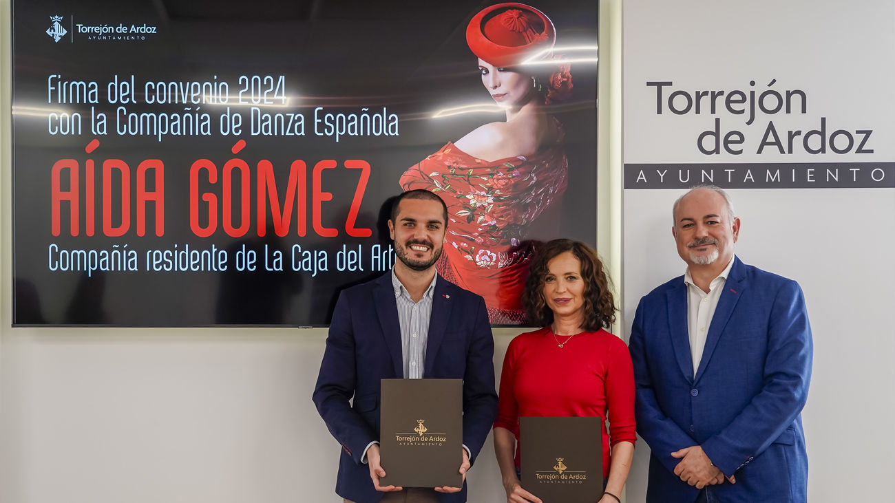 Firma del convenio de la Compañía Danza Española Aída Gómez y el Ayuntamiento de Torrejón