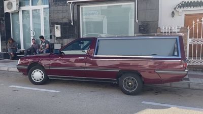 Regala un coche fúnebre a su novia y el vecindario rechaza que esté aparcado en la calle