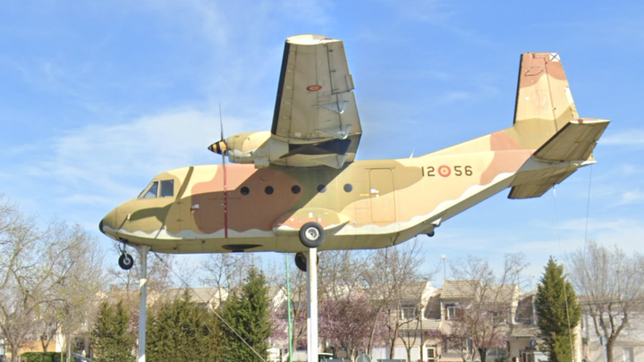 Homenaje al C212 'Aviocar' en una rotonda de Perales del Río, Getafe / GSV