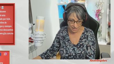 Anabel, con 60 años, pasó de un trabajo normal a ser la 'abuela vengadora' jugando a videojuegos