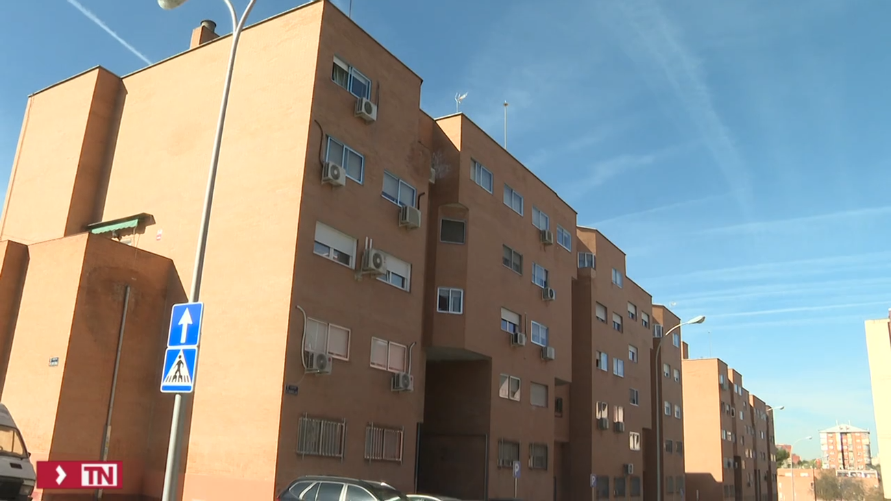 Falsos policías asaltan a una mujer y a sus hijos en una casa de Usera