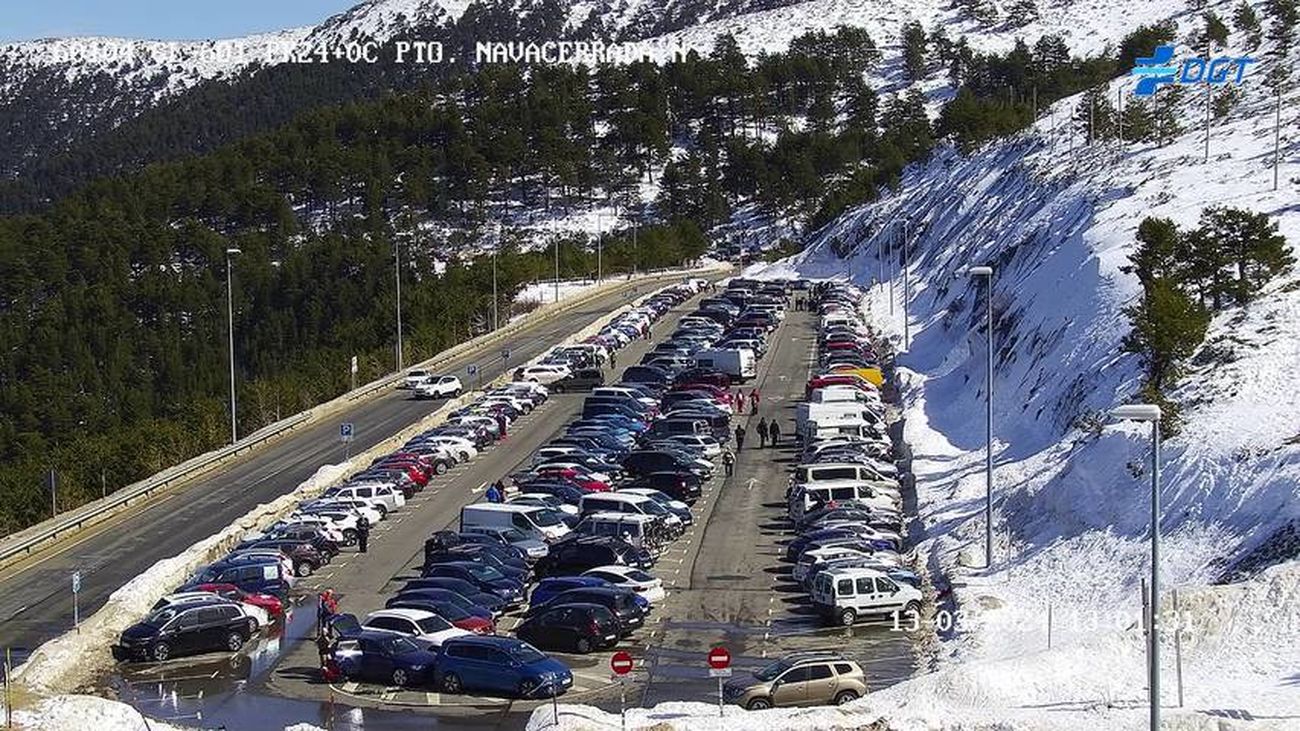 Estado del aparcamiento del Puerto de Navacerrada, este miércoles al mediodía