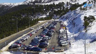 La Sierra, con sol y nieve, y los aparcamientos de nuevo llenos entre semana