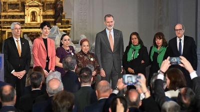Felipe VI entrega el Premio de Derechos Humanos Rey de España a los familiares de desaparecidos mexicanos