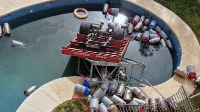 Un camión lleno de bombonas de butano acaba en la piscina de una urbanización de Málaga