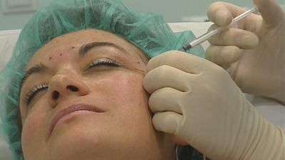 El 40% de los españoles se ha hecho algún retoque estético y el 60% se lo haría si no fuese por el precio, según una encuesta