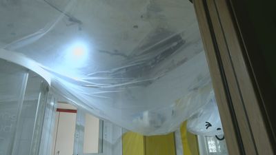 Zulema y su hija llevan años viviendo un infierno entre goteras en Fuenlabrada: “Vamos al baño con paraguas”