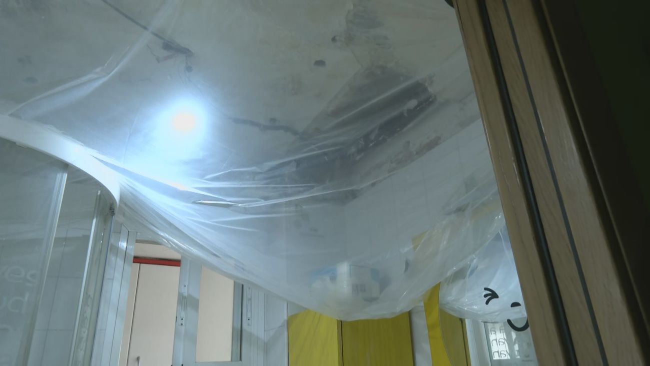 Zulema y su hija llevan años viviendo un infierno entre goteras en Fuenlabrada: “Vamos al baño con paraguas”