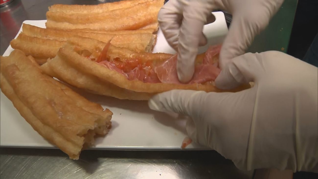 Porras mixtas y "salchichurros": Así es la peculiar carta de una churrería de Leganés