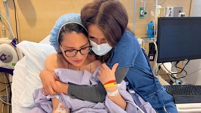 "Eres una heroína en la vida real", las redes se vuelcan con Olivia Munn tras desvelar que padece cáncer de mama