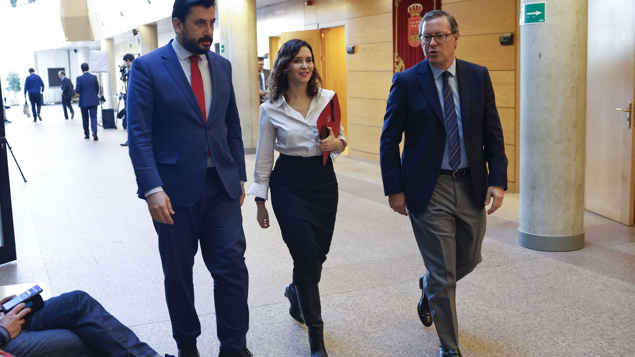 Isabel Díaz Ayuso, junto a Carlos Díaz-Pache y Alfonso Serrano, en la Asamblea de Madrid