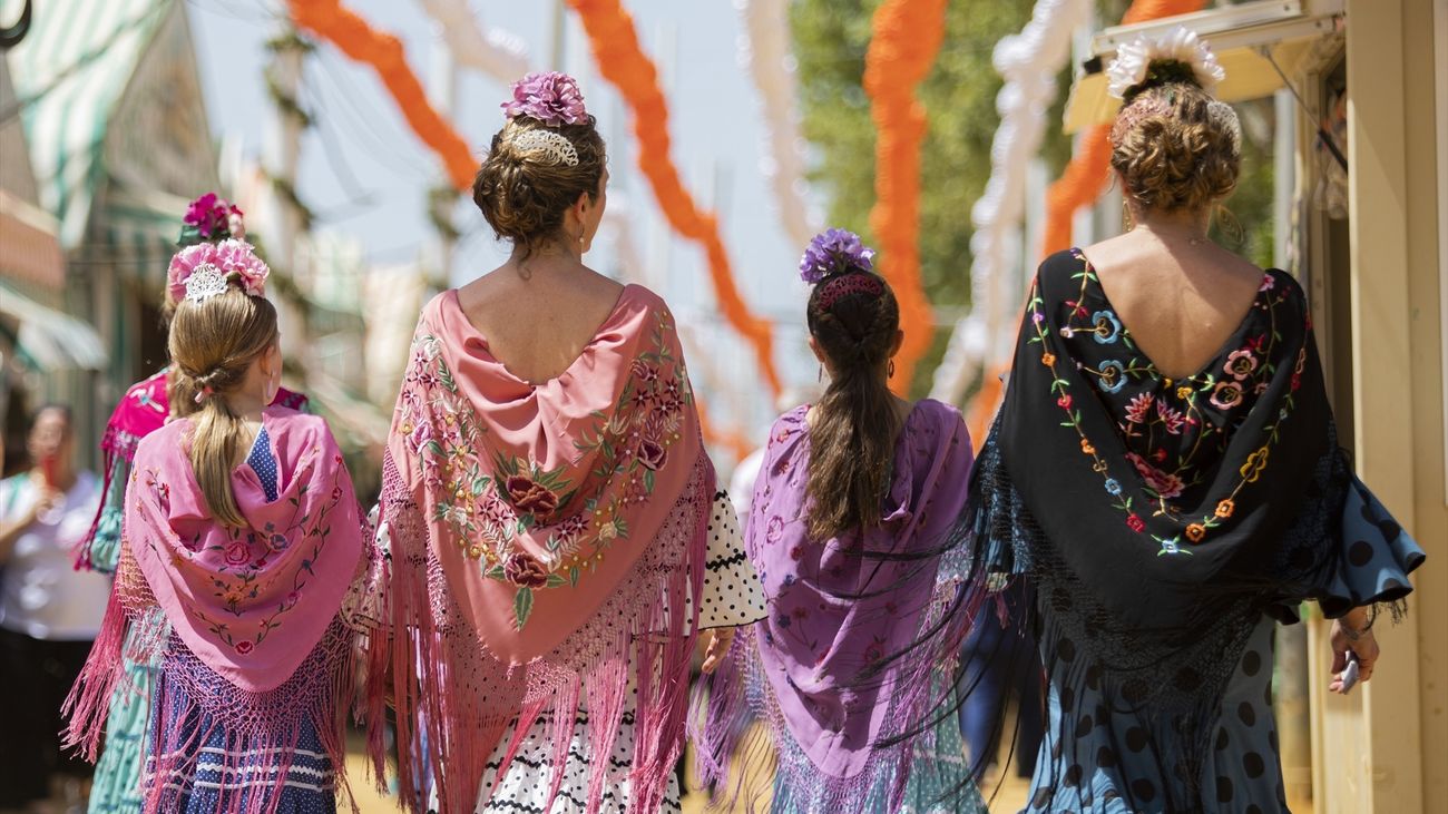 Mujeres vestidas de flamencas en la Feria de Abril