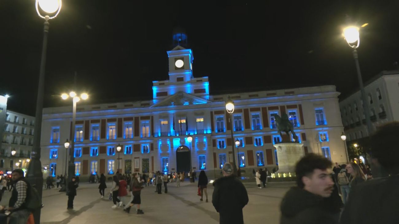 La Real Casa de Correos iluminada de azul para conmemorar el Día del Riñón