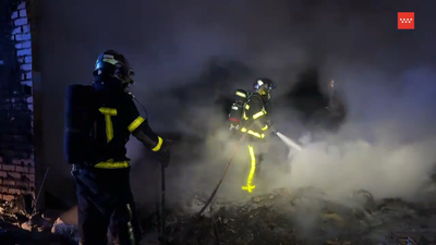 Extinguido un incendio de chatarra cerca de una zona de infraviviendas en Arroyomolinos