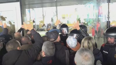 Una protesta de funcionarios de prisiones en Barcelona tras el asesinato de una cocinera deriva en cargas policiales