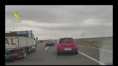 VÍDEO Conduce muy lento por mitad de una autovía en Toledo sin dejar pasar al resto de vehículos
