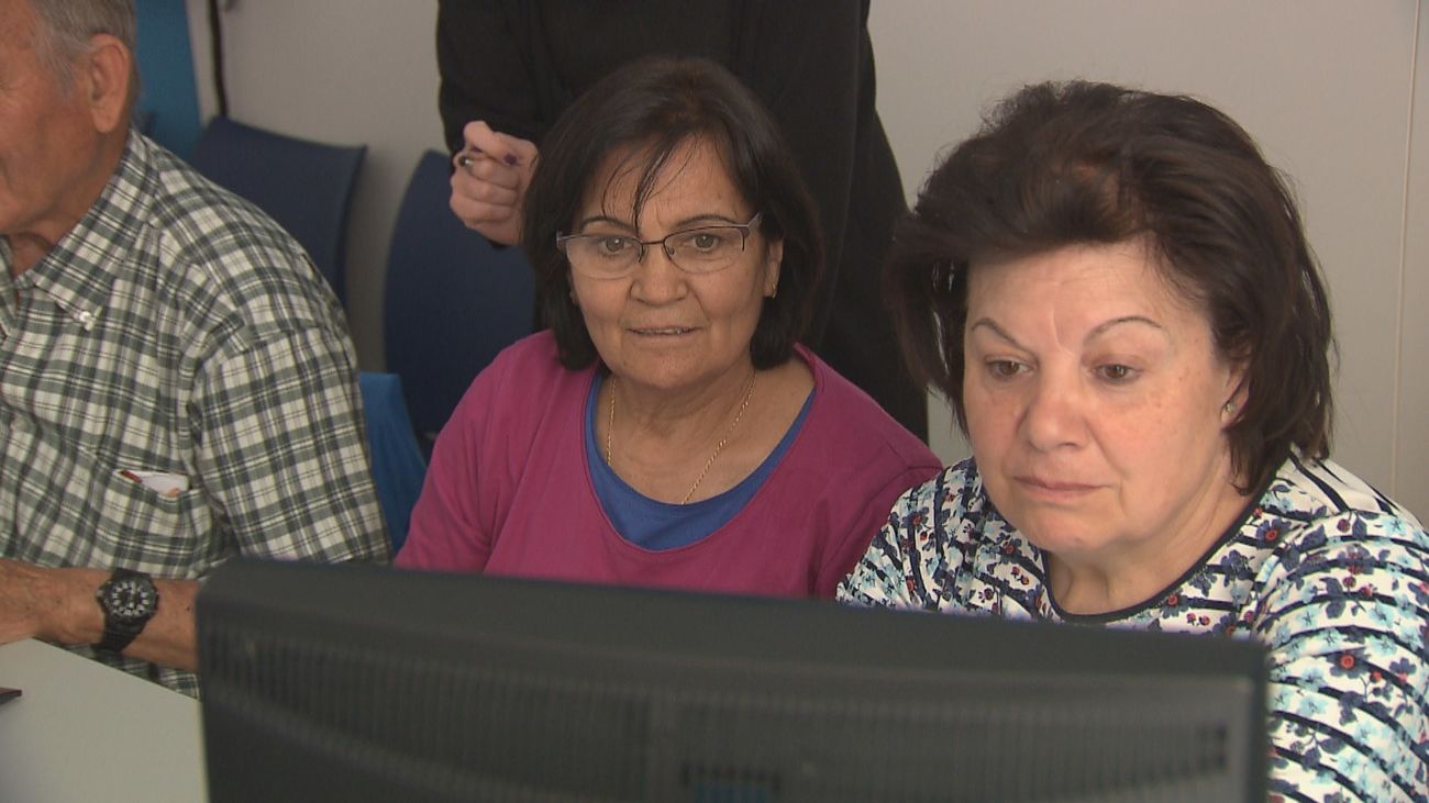 Mayores aprendiendo las nuevas tecnologías