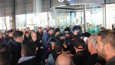 Los Mossos d'Esquadra cargan contra funcionarios de prisiones que intentaban entrar en la Consejería de Justicia en Barcelona