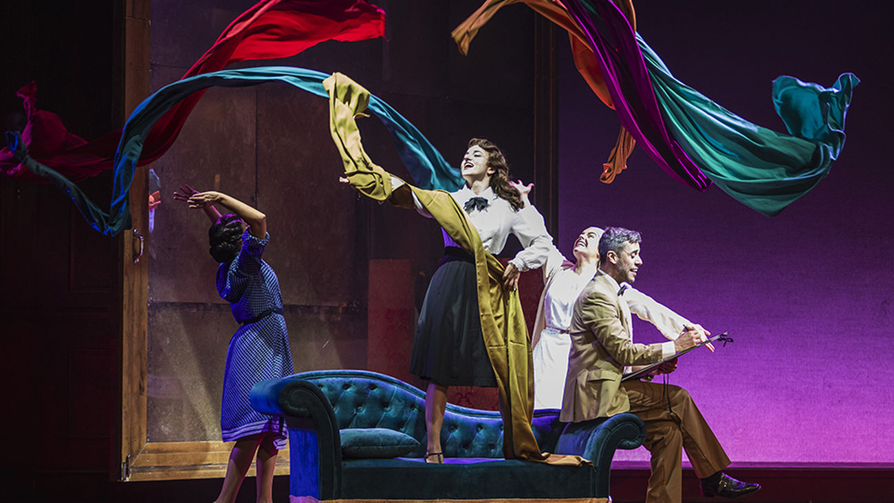 Llega a La Latina 'El tiempo entre costuras'