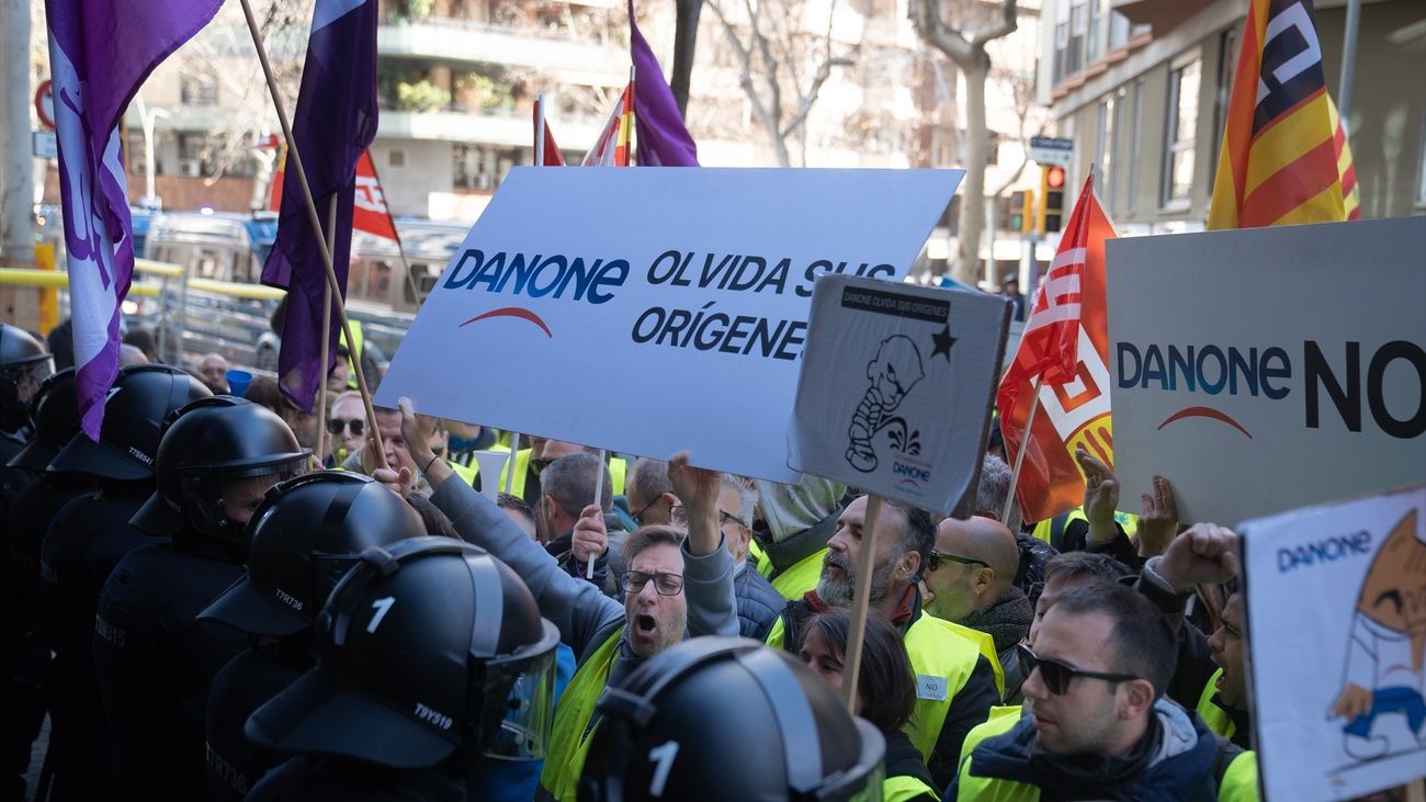 Manifestantes frente a antidisturbios durante una protesta contra el cierre de la planta de Danone en Parets del Vallès,