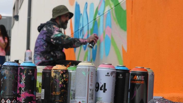 El artista Dulze Toño, en plena creación del mural escolar en el CEIP Dulcinea de Alcalá de Henares / AYTO ALCALÁ DE HENARES