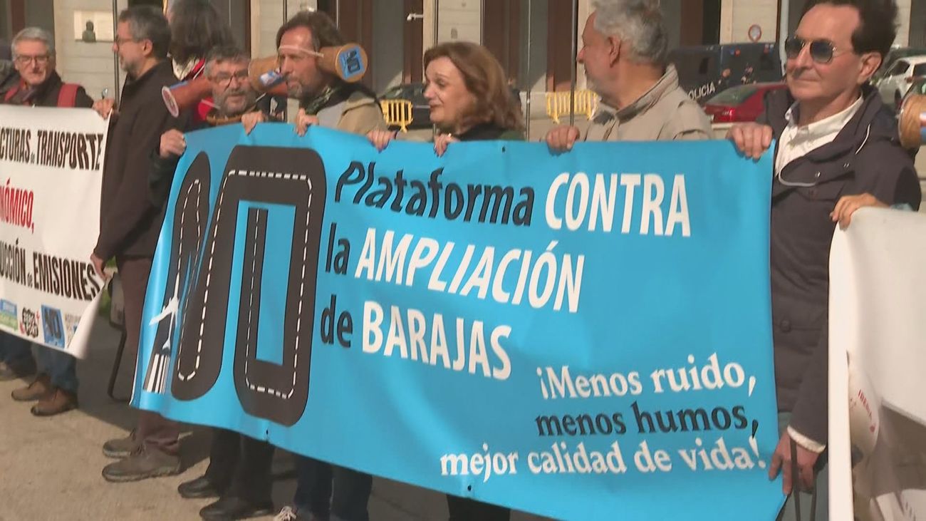 Los vecinos afectados por la ampliación de Barajas protestan frente a la sede del Ministerio de Transportes