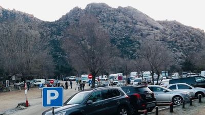 Cortado el acceso al puerto de Navacerrada  tras completarse el aforo de los estacionamientos