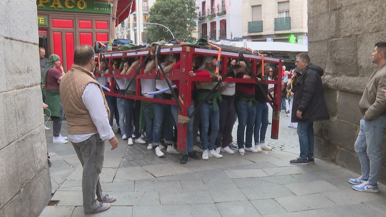 Los costaleros de la Esperanza Macarena hacen el último ensayo antes de Semana Santa por el centro de Madrid