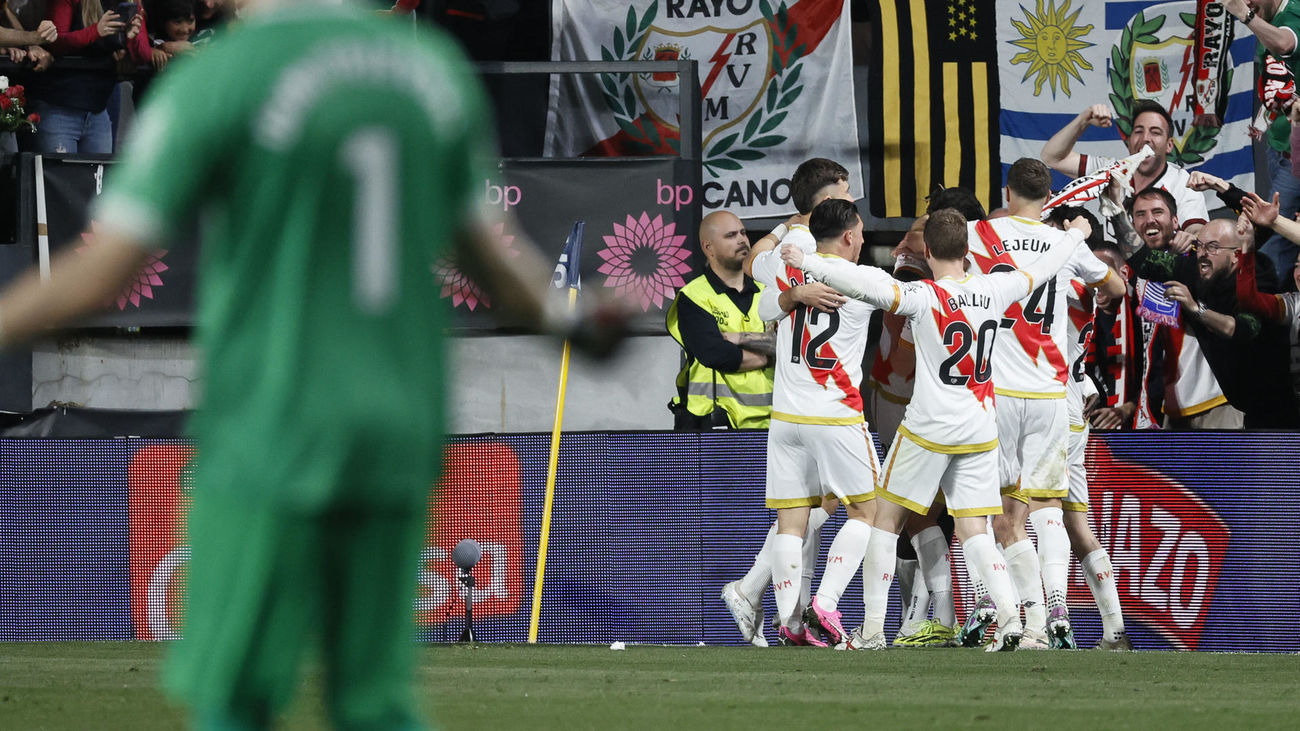 Los jugadores del Rayo Vallecano festejan uno de los goles al Real Betis