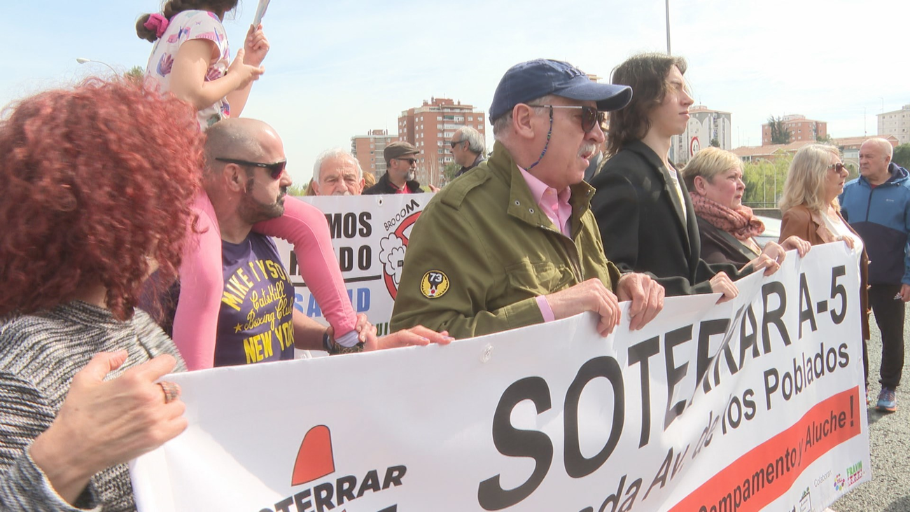 Vecinos de Aluche y Campamento cortan la A-5 para exigir el soterramiento hasta avenida de Poblados