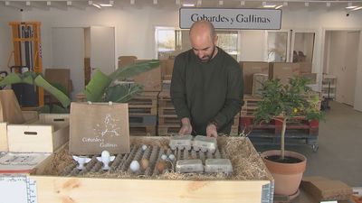 Dejó el diseño gráfico para criar las gallinas de los huevos 'de oro' en Las Rozas